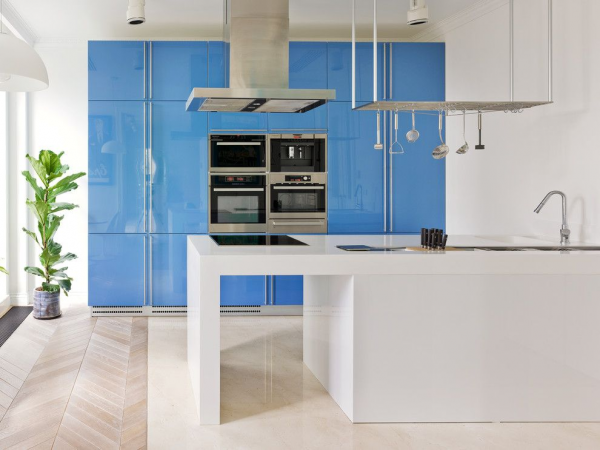 Интерьер кухни синего цвета — много вариантов